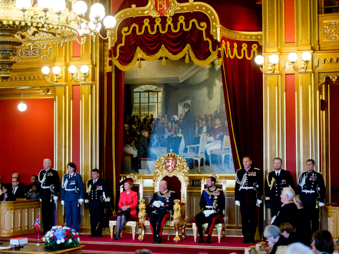Adjutanter flankerer Kongen, Dronningen og Kronprinsen under Stortingets åpning. Foto: Jon Olav Nesvold / NTB scanpix